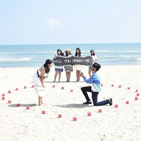 Diy Beach Proposal, Beach Engagement Setup, Beach Engagement Ideas Proposals, Simple Beach Proposal Ideas, Proposal Ideas Outdoor, Proposal Setup Ideas, Beach Proposal Setup, Creative Proposal Ideas, Best Proposal Ideas