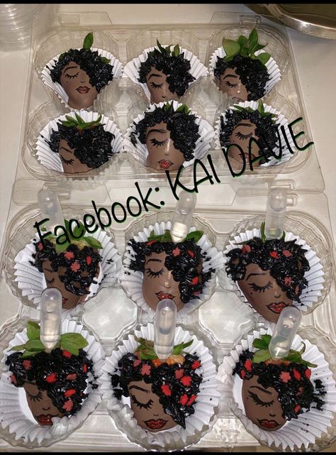 Xmas Strawberries, Black And Gold Dipped Strawberries, Pink And Black Chocolate Strawberries, Black Desserts, Melanin Party, Groovy Chocolate Covered Strawberries, Zodiac Chocolate Covered Strawberries, Candy Apples Diy, Chocolate Covered Strawberry Business