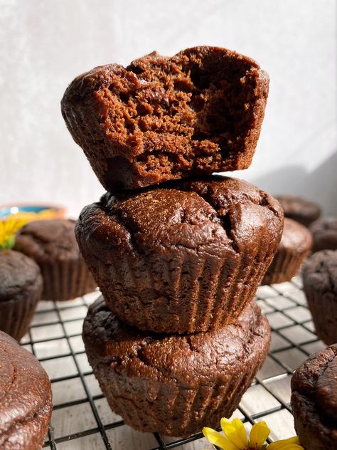 These chocolate butternut squash muffins are moist and tender with a delicious chocolate flavor. They're completely flourless (made with almond butter), made with pureed squash and loaded with dark chocolate chunks. This squash muffin recipe is gluten free, dairy free and paleo. Butternut Muffins, Butternut Squash Muffins, Squash Muffins, Toddler Picky Eater, Zucchini Squash, Gluten Free Muffins, Muffin Recipe, Chocolate Muffins, Roasted Almonds