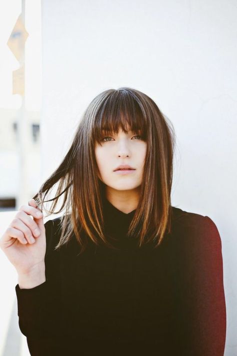 Dark Brown Hair With Bangs, Brown Hair With Bangs, Shoulder Hair, Hair With Bangs, Penteado Cabelo Curto, Brown Blonde Hair, D F, Trending Hairstyles, Hair Color Dark