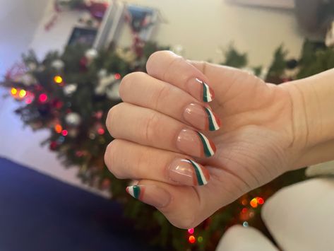 Christmas Nail Inspo 2022, Red White And Green Nails, Christmas Swirl Nails, White And Green Nails, White And Red Nails, Nail Inspo 2022, Christmas Nail Inspo, Green White Christmas, Swirl Nails