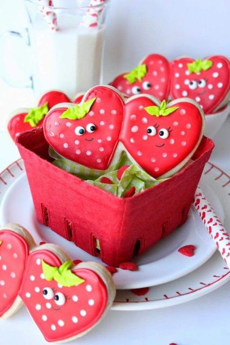 Sweetheart Cookies, بيتي فور, Strawberry Sugar Cookies, Valentine Cookies Decorated, Strawberry Sugar, Frosted Cookies, Strawberry Heart, Valentine Sugar Cookies, Berry Berry