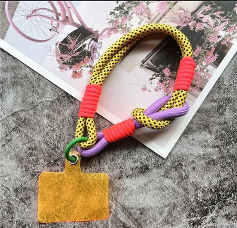 Lanyard Accessories, Paracord Projects Diy, Paracord Diy, Phone Wristlet, Paracord Projects, Key Wallet, Dog Shop, Macrame Bag, Paper Jewelry