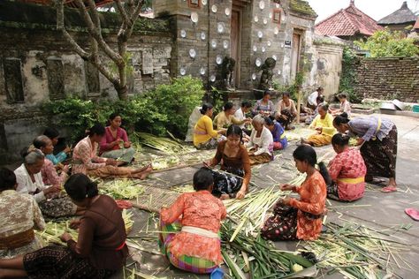 It’s easy to travel on the tourist trail without getting out of your comfort zone. But it’s meaningful to incorporate at least a little into the local’s way of life, and that’s exactly what this full-day tour allows you to do. Fresh food plays an integral part in any Balinese family’s day, which is why this tour starts out with a trip to the market. The nicest cuts and fresh vegetables galore, this is the place that has everything you need to cook a lovely and satiating family dinner. Bali Honeymoon, Bali Island, Romantic Honeymoon, Seminyak, Village Life, Jersey City, Balinese, Way Of Life, Dolores Park