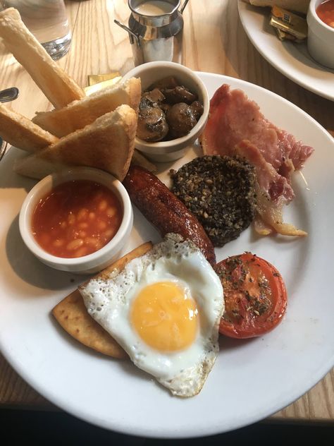 [I Ate] Full Scottish Breakfast Full Scottish Breakfast, Full Irish Breakfast, Irish Foods, Scotland Food, Scottish Breakfast, Weekday Breakfast, Full English Breakfast, Travel Scotland, Scottish Recipes