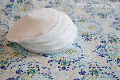 How to sew super absorbent DIY nursing pads that actually work! There's a special fabric inner layer. Nursing Pads Diy, Maternity Patterns, Reusable Nursing Pads, Diy Nursing, Diy Mommy, Baby Receiving Blankets, Reusable Wipes, New Mama, Nursing Pads