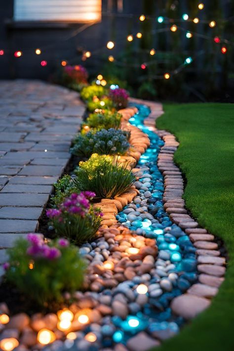 Idea Garden Design, Diy Flower Bed Border Ideas, Flowerbed Border Ideas, Back Of House Landscaping, Landscaping Borders Edging, Easy To Maintain Landscaping, Patio Border Landscaping, Unique Garden Edging Ideas, Patio Border Ideas