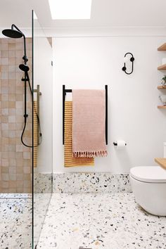 Design Interior Baie, Terrazzo Bathroom, Decor Baie, My Bathroom, Moroccan Tiles, Terrazzo Flooring, Cheap Decor, Contemporary Bathroom, Diy Bathroom