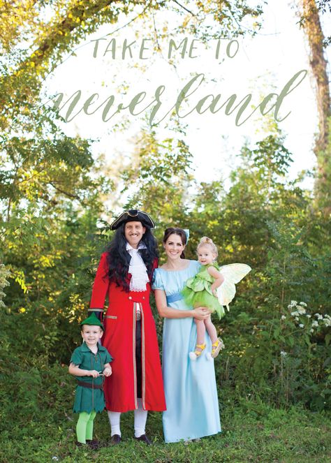 Are you searching for the perfect family themed halloween costume? Well, end your search now because we have the best ideas right here! Costume Halloween Famille, Wendy Disney, Family Themed Halloween Costumes, Themed Halloween Costumes, Pirate Halloween Costumes, Pirate Halloween, Fröhliches Halloween, Disney Halloween Costumes, Group Halloween Costumes