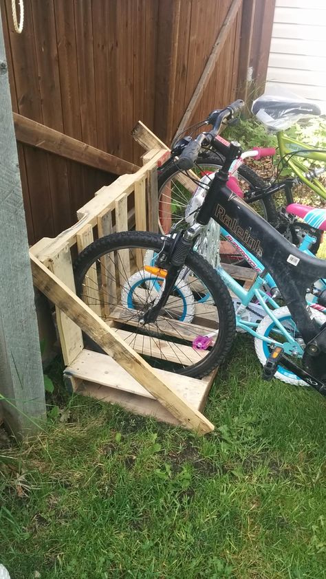 Homemade Bike Rack, Pallet Bike Shed, Diy Bicycle Rack, Pallet Bike Racks, Rack Velo, Diy Bike Rack, Outdoor Toy Storage, Bike Shelter, Bike Rack Wall