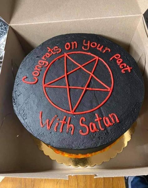 Supernatural Cake Ideas, Halloween Cake Decorating Ideas, Creepy Cakes, Gothic Birthday Cakes, Spider Webs Halloween, Halloween Cake Ideas, Goth Cakes, Scary Halloween Cakes, Birth Cakes