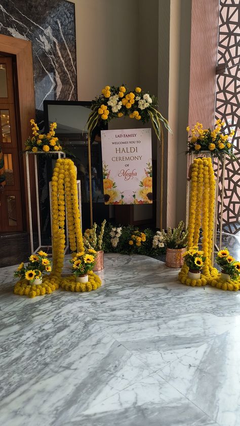 Haldi Name Board Decor, Haldi Name Board, Haldi Board Ideas, Haldi Ceremony Welcome Board, Haldi Ceremony Decorations At Home, Haldi Board, Haldi Welcome Board, Marigold Wedding Decoration, Haldi Decoration Ideas At Home