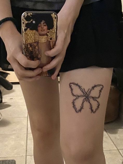 Butterfly Leg Tattoos, Grunge Tattoo, Pretty Hand Tattoos, Bug Tattoo, Getting A Tattoo, Joseph Quinn, Cute Tattoos For Women, Discreet Tattoos, Subtle Tattoos