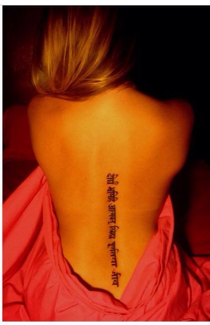 Sanskrit spine tattoo breathe deeply love madly live fully Hindi Spine Tattoo, Sanskrit Spine Tattoo, Ahimsa Tattoo, Hindi Tattoo, Hindu Tattoos, Hindu Tattoo, Nice Tattoos, Love Articles, Spine Tattoos For Women