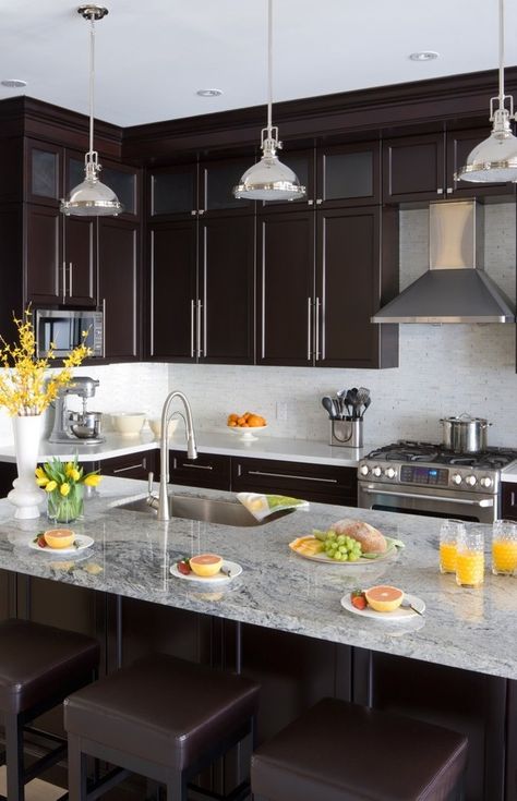 This strange white stone countertop will be the ideal match for contrast lowers. The veining and round examples of this white granite attract the eye to any kitchen renovating process with dark cabinets. The backsplash is ivory marble muted with Viscount White granite countertop. #viscountwhitegranitecountertop #viscountwhitegranitekitchencounter #viscountwhitegranitetop #darkcabinet #darkkitchencabinetwhitecountertop #darkkitchencabinetivorymarblebacksplash #whitegranitecounter #ivorymarble Backsplash Bar, Tiled Kitchen, Backsplash Mosaic, Backsplash With Dark Cabinets, Espresso Kitchen Cabinets, Kitchen Mosaic, Trendy Kitchen Backsplash, Espresso Cabinets, White Granite Countertops