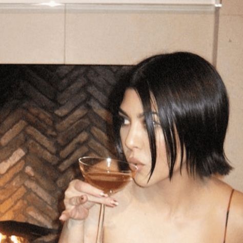 Kourtney Kardashian Short Hair 2023, Courtney Kardashian Hair, Kourtney Kardashian Short Hair, Kourtney Kardashian Hair, Iconic Hair, Tan Skin Blonde Hair, Kardashian Hair, Kourtney Kardashian Style, Wedding Hairstyles Bride