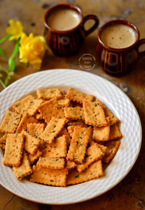 masala-biscuits-4 Savory Crackers Recipe, Savory Crackers, Savoury Crackers, Coconut Biscuits, Crackers Recipe, Flat Breads, Savoury Biscuits, Indian Foods, Eggless Baking