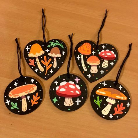 Fall Wood Slice Painting, Mushroom Wood Painting, Wooden Slice Art, Painted Coasters Diy Wood Slices, Mushroom Craft Ideas, Diy Mushroom Decor, Mushroom Paintings, Wooden Mushrooms, Painted Crafts