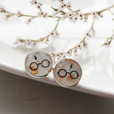 Harry Potter Epoxy, Harry Potter Earrings, Golden Snitch, Resin Keychain, Resin Ideas, Earrings Resin, Diy Schmuck, Jewellery Making, Resin Art