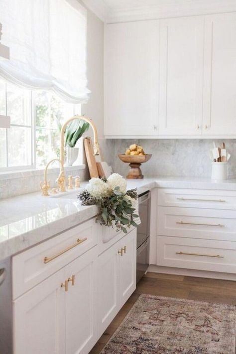 30 Adorable And Creative Kitchen Ideas For Your Home White Kitchen Cabinet Design, Luxury White Kitchen Design, Luxury White Kitchen, Kitchen Cabinet Design Ideas, White Kitchen Cabinet, Cabinet Design Ideas, Interior Simple, Interior Vintage, New Kitchen Cabinets