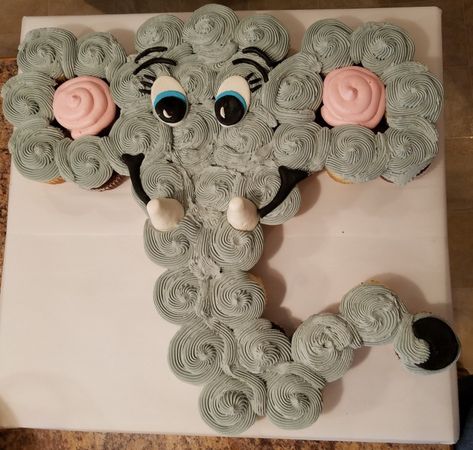 Elephant Cupcake Cake, Cake Elephant, Jungle Cupcakes, Cupcakes Baby Shower, Safari Cupcakes, Jungle Theme Cakes, Elephant Birthday Party, Pinterest Baby, Elephant Baby Shower Cake