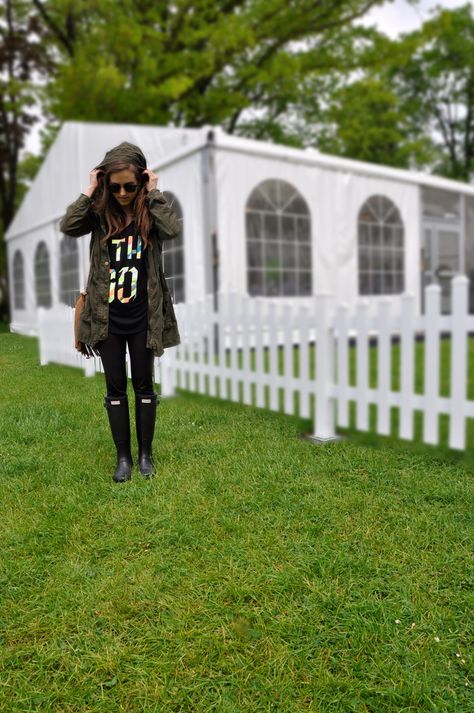 A green parka from La Redoute, a black shirt from H&M with leather leggings from Zalando and Hunterboots. A bag with fringes from Amazon and a Sunnglasses from the flea market. Rainy Festival Outfit, Rain Outfit, Green Parka, Hunter Outfit, Outfit Festival, Day Festival, Rainy Day Outfit, Leather Leggings, Hunter Boots