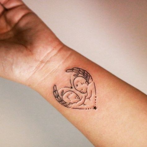 Angelitos bebés por Yasmin Coiado - Tatuajes para Mujeres Memorial Tattoos Mom, Tattoos For Baby Boy, Lost Tattoo, Baby Memorial Tattoos, Baby Angel Tattoo, Twin Tattoos, Ankle Bracelet Tattoo, Sibling Tattoos, Mother Tattoos