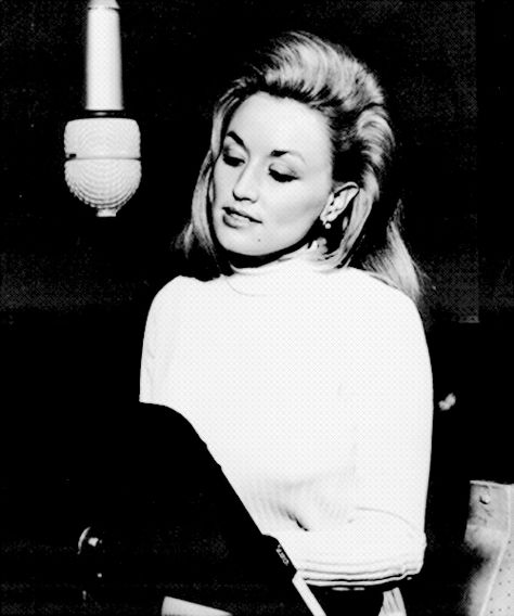 Dolly Parton in the recording studio, circa 1960′s Dolly Parton No Makeup, Dolly Parton Without Makeup, Dolly Parton Quotes, Dolly Parton Pictures, Birth Colors, Old Singers, Hello Dolly, Blonde Wig, Dolly Parton