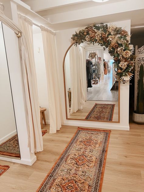 #fittingroom #changingroom #fashionboutique #bohoboutique #clothingstore Boutique Changing Room, Clothes Showroom, Botique Interiors, Bridal Shop Ideas, Store Merchandising, Studio Aesthetic, Boutique Display, Boutique Ideas, Boutique Interior Design