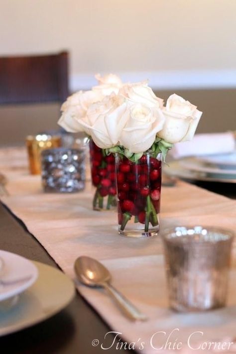 Easy table decor. Cranberries and roses... classic red and white. Red And White Table Decorations, Wedding Centerpieces Diy Red, Winter Tree Crafts, Christmas Banquet, Feast Ideas, Easy Table, Christmas Table Centerpieces, Christmas Dinner Party, Friends Christmas