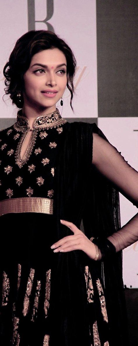 Deepika Padukone Saree Deepika Padukone, Hair Styles Indian, ऐश्वर्या राय, Little Black Dress Outfit, Deepika Padukone Style, Eyeliner Styles, Simple Hair, Salwar Kamiz, Black Dress Outfits