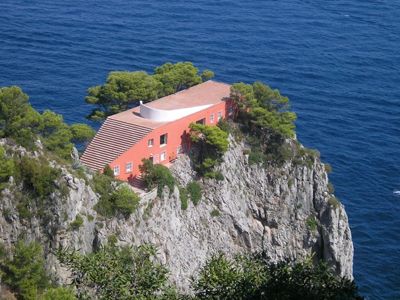 Casa Malaparte, Capri Italia, Isle Of Capri, Louis Kahn, Pintura Exterior, Capri Italy, Amazing Buildings, Staircase Design, Brigitte Bardot