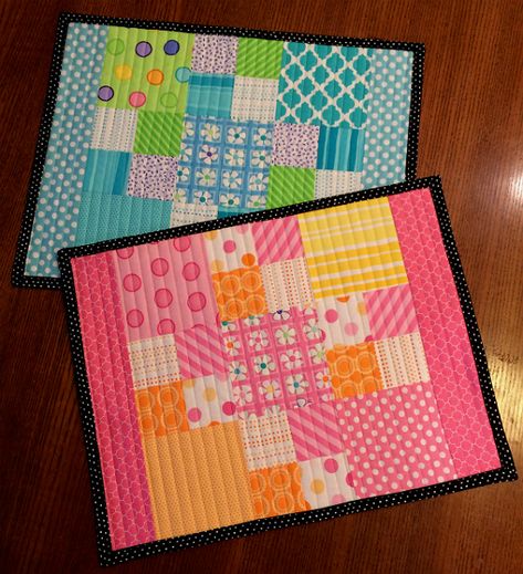 Charm Squares Make These Place Mats Super Quick - Quilting Digest Quilting Placemats, Charm Pack Projects, Charm Pack Patterns, Quilted Placemat Patterns, Halloween Placemats, Thanksgiving Placemats, Charm Pack Quilts, Quilted Placemats, Charm Squares