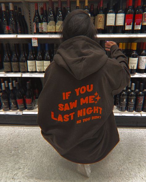 Fun trendy hoodie, IG pic inspo, IG inspo, Picture Inspo, Picture ideas, Hoodie fashion, streetwear, streetwear trends, trendy, vibes, hoodie fashion, fashion inspo, sweatshirt looks Sweatshirt Picture Ideas, Hoodie Aesthetic Pictures, Hoodie Photoshoot Ideas At Home, Aesthetic Hoodie Pictures, Streetwear Hoodie Design Ideas, Hoodie Picture Ideas, Sweatshirt Photoshoot Ideas, Sweatshirt Photoshoot, Hoodie Photoshoot Ideas