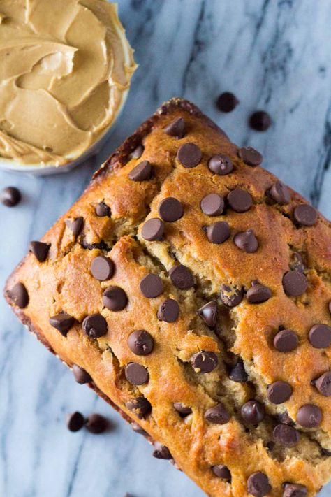 A super moist, flavorful & soft Peanut Butter Chocolate Chip Bread. Super easy to prepare - you'll love this new quick bread recipe. Quick Bread Recipe, Chocolate Chip Bread, Pane Dolce, Quick Bread Recipes, Peanut Butter Chocolate Chip, Peanut Butter Chocolate, Peanut Butter Recipes, Butter Chocolate, Dessert Bread