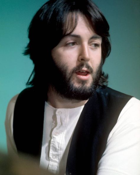 All these Let It Be pics are amazing Follow @garden_beatle_fan_account #thebeatles #music #musiclegends #ringostarr #paulmccartney… Paul Mccartney Beard, Beatles Outfit, Jane Asher, Paul And Linda Mccartney, The White Album, Beatles Pictures, Linda Mccartney, Sir Paul, Paul George