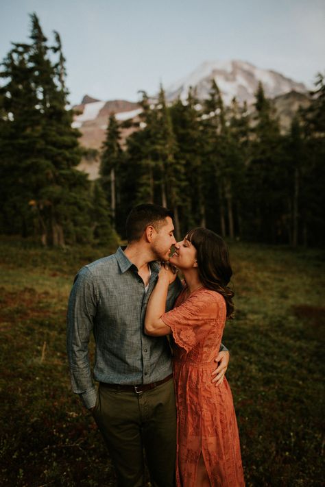 Rainy Engagement Photos, Engagement Photo Outfits Summer, Engagement Photo Outfit, Shooting Couple, Creative Engagement Photo, Engagement Picture Outfits, Mountain Engagement Photos, Engagement Pictures Poses, Engagement Session Outfits