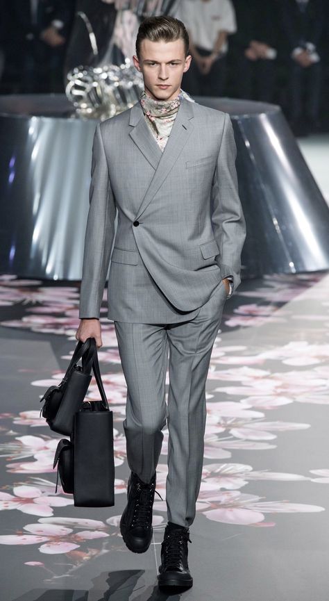 Men Modern Suit, Luxury Formal Menswear-inspired Blazer, Luxury Fitted Menswear-inspired Blazer, Menswear Suit Runway, Dior Menswear Runway, Men Formal Outfit, Luxury Menswear-inspired Blazer With Flap Pockets, Fashion Sketches Men, Model Industry