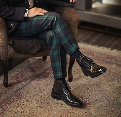 Tartan Trousers, A Man In A Suit, Style Anglais, Tartan Pants, Man In A Suit, Tartan Men, Herren Style, Black Watch Tartan, Scottish Fashion