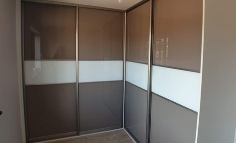 Corner Sliding Wardrobe, Sliding Cupboard Design Wardrobe, Sliding Wardrobe Design Ideas, Laminate Wardrobe Design, Cupboard Design Wardrobe, Angled Bedroom, Corner Wardrobe Closet, Sliding Wardrobe Designs, Sliding Wardrobe Design