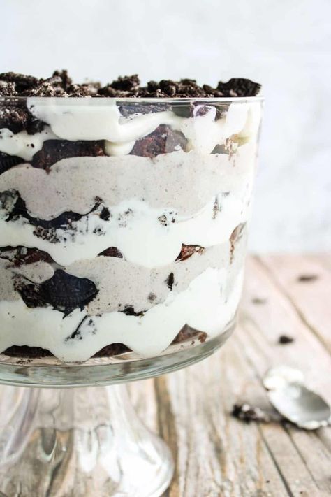 This yummy OREO Brownie Trifle Recipe is the absolute best! Layers of crushed OREOs, brownies, cream cheese mousse and OREO pudding, it is absolute heaven! Oreo Cheesecake Brownie Trifle, Oreo Cheesecake Trifle Recipe, Cookies And Cream Trifle Oreo, Oreo Chocolate Trifle Recipe, Best Trifle Recipes Desserts, Chocolate Triffle Recipes, Oreo Trifle Recipe Easy, Easy Dessert Trifle, Oreo Dessert Trifle Bowl