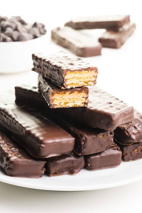 Vegan Kit Kat Bars Recipe — Only 3 Ingredients! - Namely Marly Homemade Candy Bars, Candy Bar Recipe, Kit Kat Bars, Homemade Candy, Sweet Recipe, Wafer Cookies, Bar Recipe, Tasty Recipe, Melting Chocolate Chips