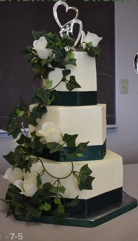 Forest Green 15 Theme, Emerald Wedding Cake Ideas, Forest Green Quinceanera Cake, Green Quinceanera Theme Cake, Emerald Green Cakes Birthday, Emerald Green Quince Flowers, Emerald Green Cake For Quince, Sweet 16 Cakes Emerald Green, Emerald Green And Blush Wedding Cake