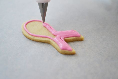 Pink Ribbon Cookies Tutorial Awareness Ribbon Cookies, Pink Ribbon Cookies Decorated, Pink Ribbon Cookies, Homade Cookies, Ribbon Cookies, How To Make Pink, Special Cookies, Icing Ideas, Decorative Cookies