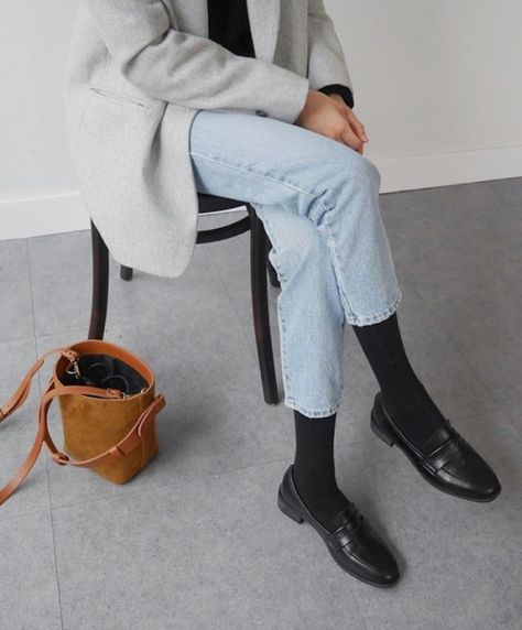 Loafers - Album on Imgur Loafers With Socks Women, Minimal Stil, Minimal Monochrome, Loafers With Socks, Minimalist Moda, Simple Winter Outfits, Elegantes Outfit, Sporty Chic, 가을 패션