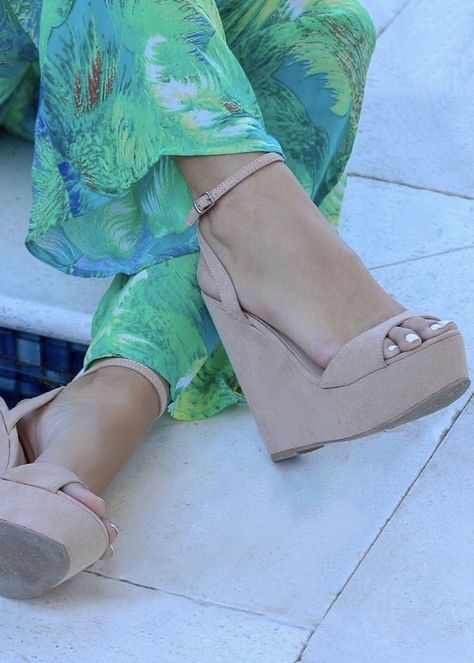 Nude suede ALYSSA wedge with crisscross strap that crosses in the back as the buckle buckles in the side that is silver. Thick to thin back to thick strap in the front. Mode is wearing green tropical pants on a stone  floor. Best Travel Sandals, Beige Wedge Sandals, Estilo Tomboy, Issa Vibe, High Heel Sandals Platform, Beige Wedges, Nude Wedges, Comfortable Wedges, High Wedges