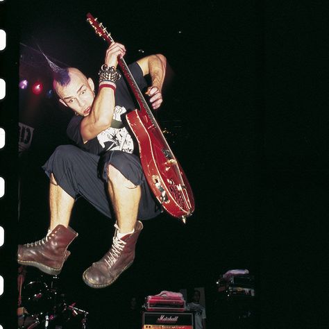 Rancid Punk Fashion 90s, Hardcore Outfits, Tim Armstrong, Punk 90s, Leather Front Pocket Wallet, Punk Boy, Ska Punk, Timeless Boots, Punk Men