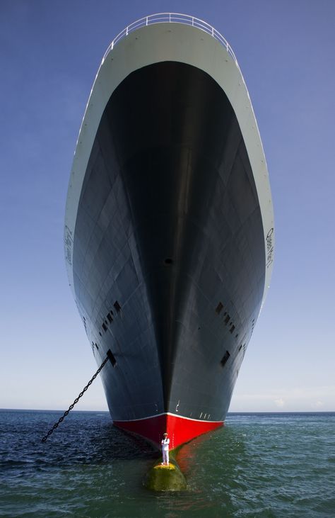 queen mary 2 & her captain. photo by James Morgan Magazine Examples, Comforting Breakfast, Queen Mary Ii, Magic Door, Epic Pictures, Navi A Vela, Paris Illustration, Cunard Line, Cruise Liner