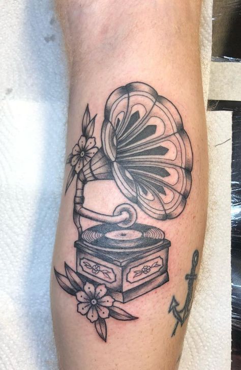 Gramophone Tattoo Traditional, Traditional Coffee Tattoo, Traditional Tattoo Music, Record Tattoo, Record Player Tattoo, Gramophone Tattoo, Tato Phoenix, Traditional Tattoo Black And White, American Traditional Tattoo Ideas