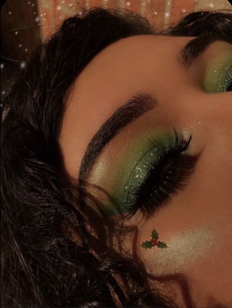 Grinch Eye Makeup, Green Christmas Makeup, Cute Christmas Makeup Looks, Cute Makeup Aesthetic, Cute Christmas Makeup, Christmas Eye Makeup Ideas, Green Glitter Makeup, Make Up Green, Christmas Makeup Looks